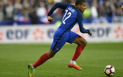 欧皇体育快讯-B席罕见发火怒怼裁判吃黄牌