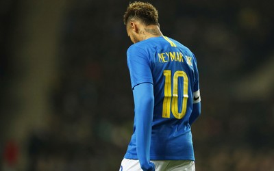 欧皇体育动态-B费与球迷分享胜利